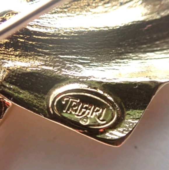 Vtg Trifari 80's Shiny Ribbed Bow Pin Brooch - Picture 4 of 4